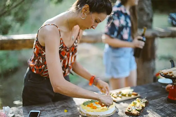 Photo d'illustration - Jeune femme qui cuisine