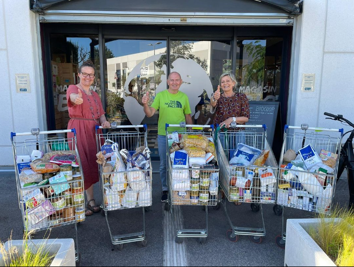 Ici, l'équipe du magasin Biocoop Méditerranée à Mougins expose fièrement ses caddies remplis de produits bio !